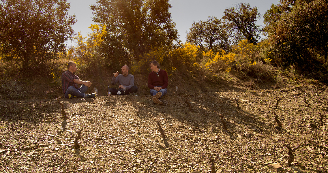 Michiaki Takenaka, agent comercial de Maset al Japó, Jose Mas, enòleg del celler i Marc Massana, responsable del celler, provant un vi a la finca Sant Martí