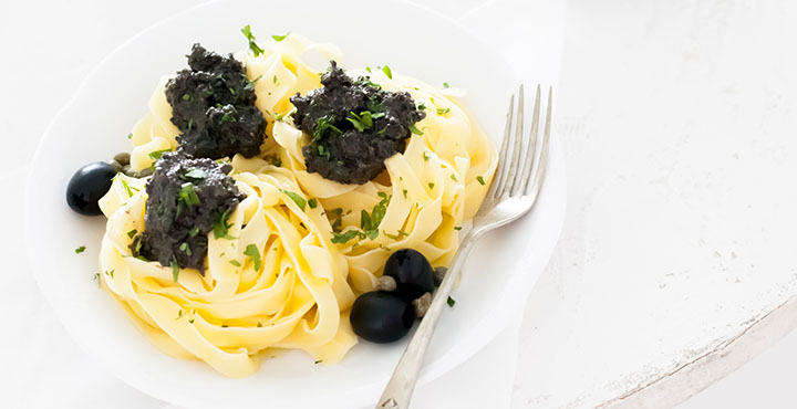 Recepta de pasta amb olivada maridada amb Syrah