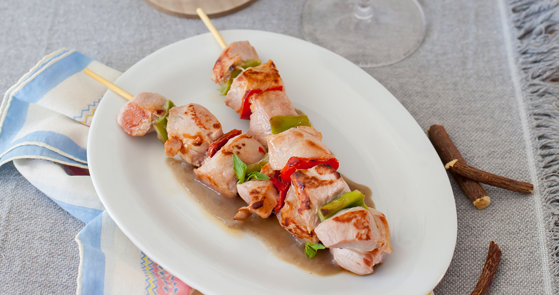 Brocheta de pavo con salsa de regaliz