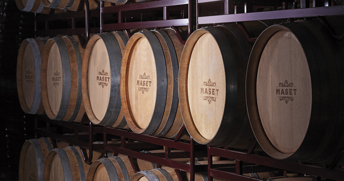 Barricas de roble americano en nuestra bodega de Haro