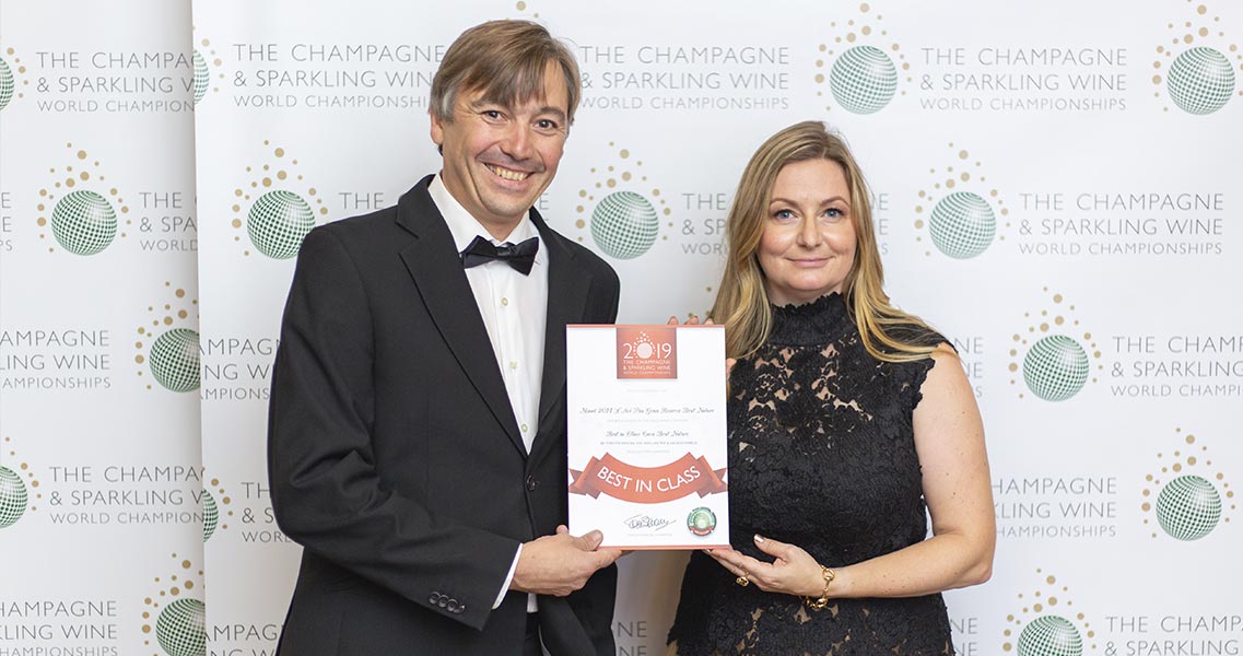 Marc Massana, propietario de la bodega, recogiendo el premio a mejor brut nature del mundo