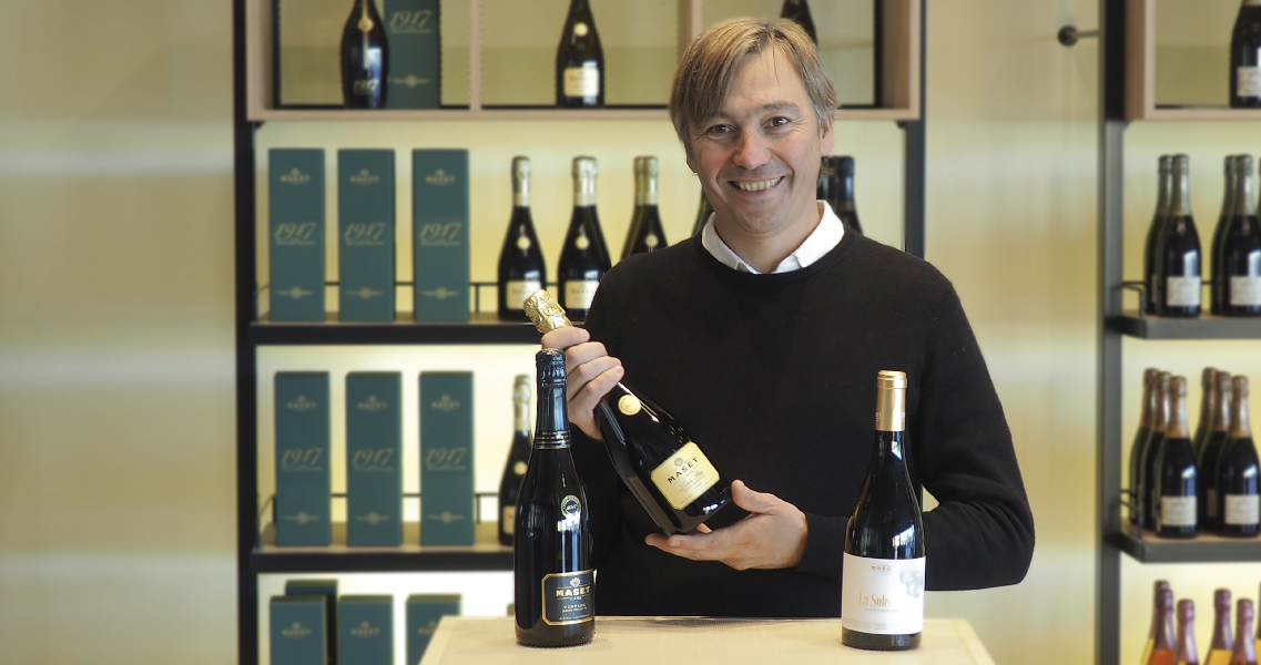 Marc Massana, propietario de la bodega, con los 3 vinos premiados