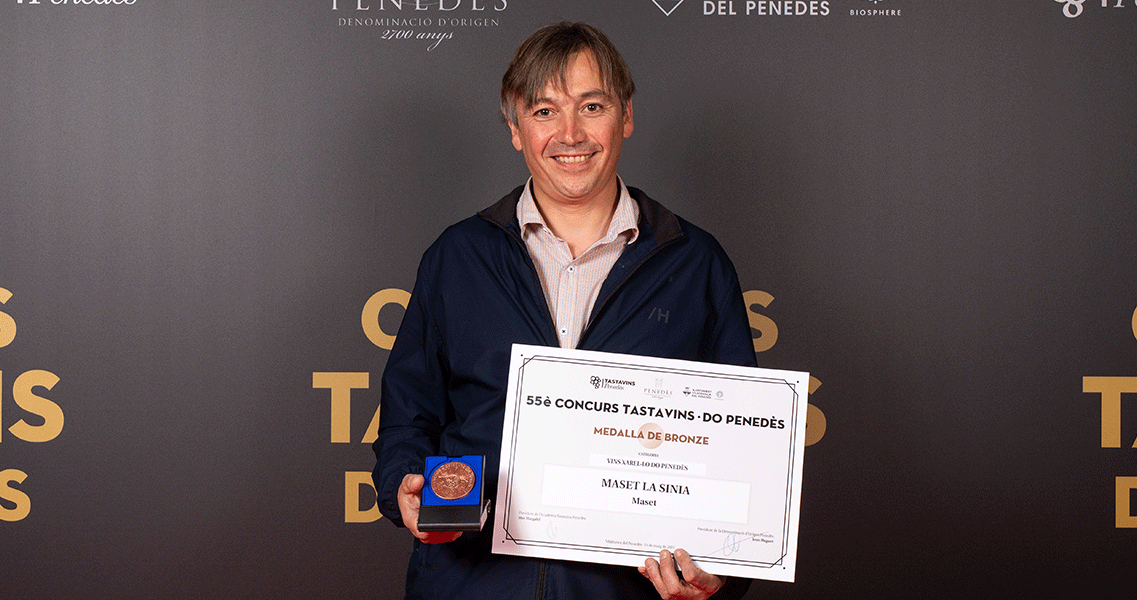 Marc Massana con el diploma y la medalla de bronce