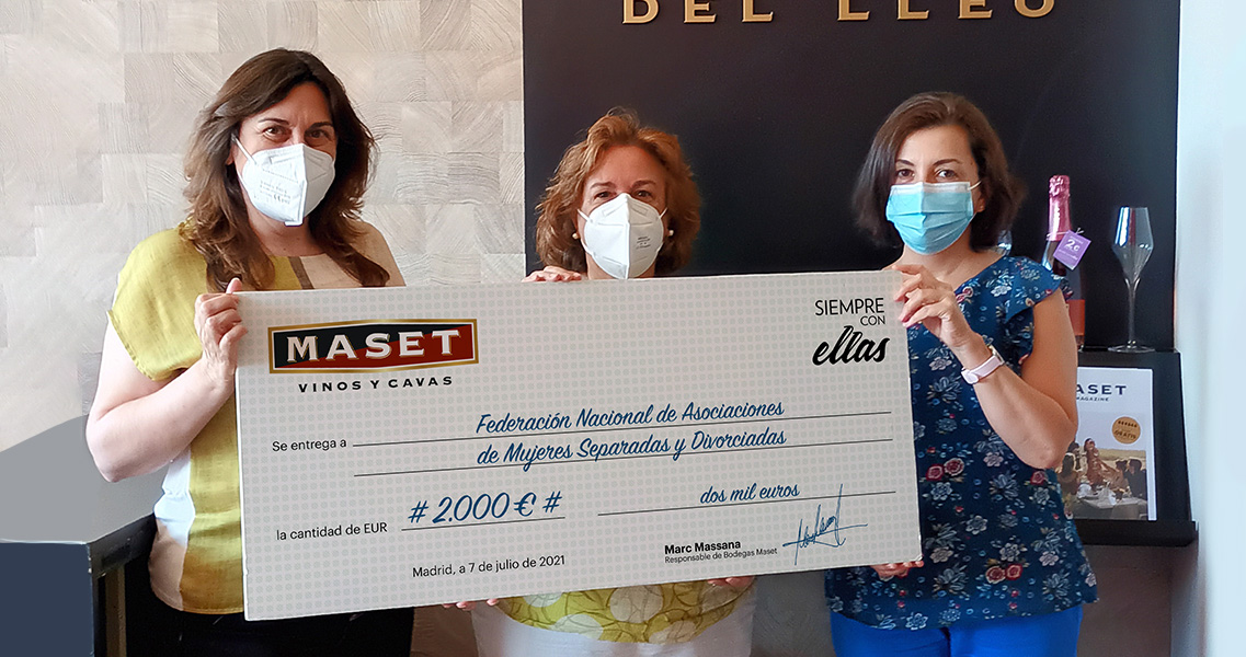 Teresa Simón y Juana Aguilar de FNAMSD reciben el cheque de Elena Ponce, nuestra delegada de Madrid