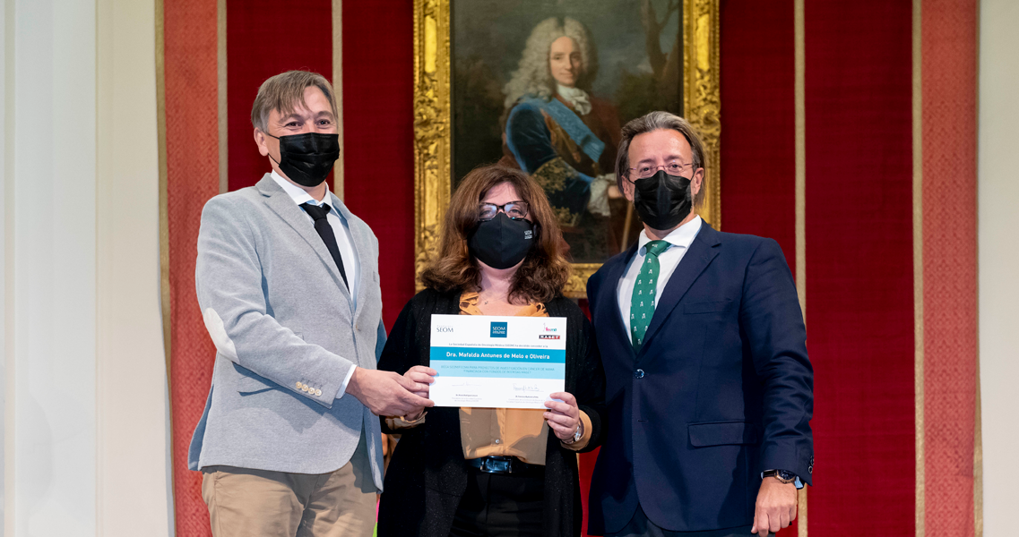 Marc Massana, responsable de la bodega con la Dra. Oliveira, del Vall d'Hebron Barcelona Hospital Campus, y el presidente de SEOM, el Dr. Rodríguez-Lescure