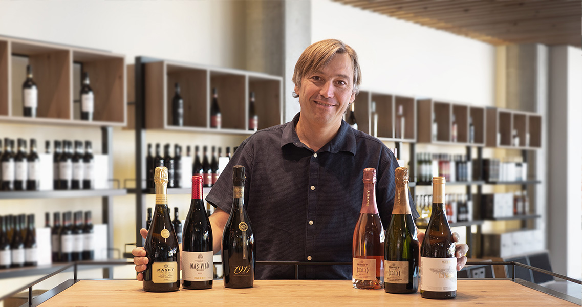 Marc Massana, propietario de la bodega, con los seis vinos premiados 