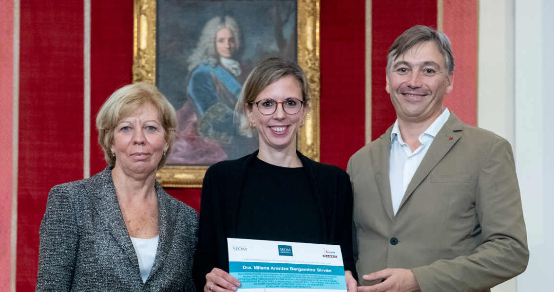 Dra. Enriqueta Felip, presidenta de SEOM, i Marc Massana, responsable del celler, entreguen la beca a la Dra. Milana Bergamino Sirvén de l’Hospital Germans Trias i Pujol de Badalona