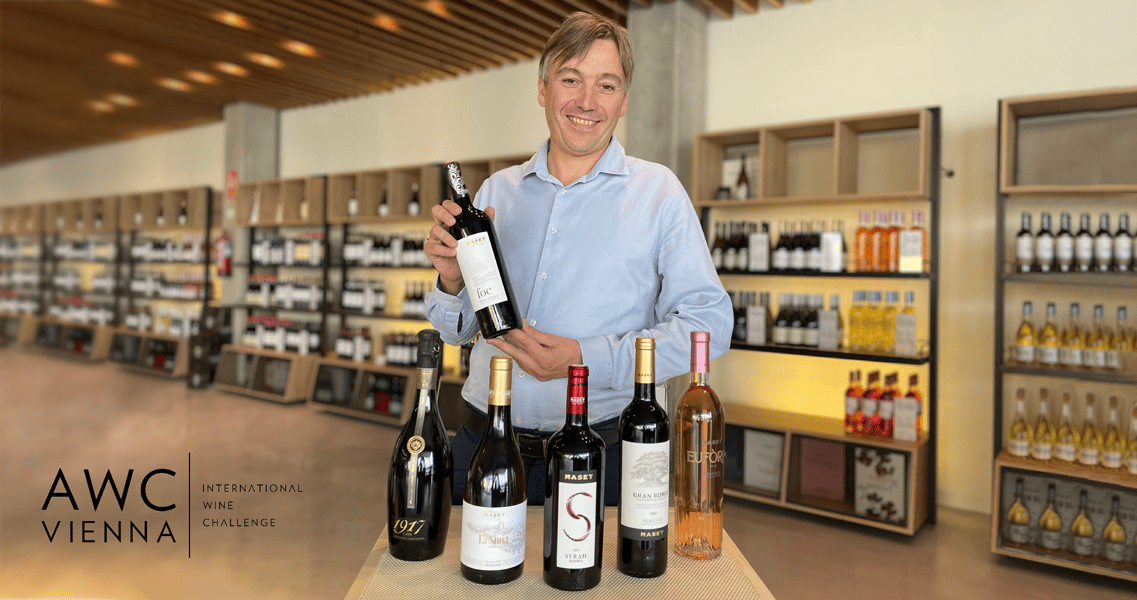 Marc Massana, propietario de la bodega, con los seis vinos premiados.