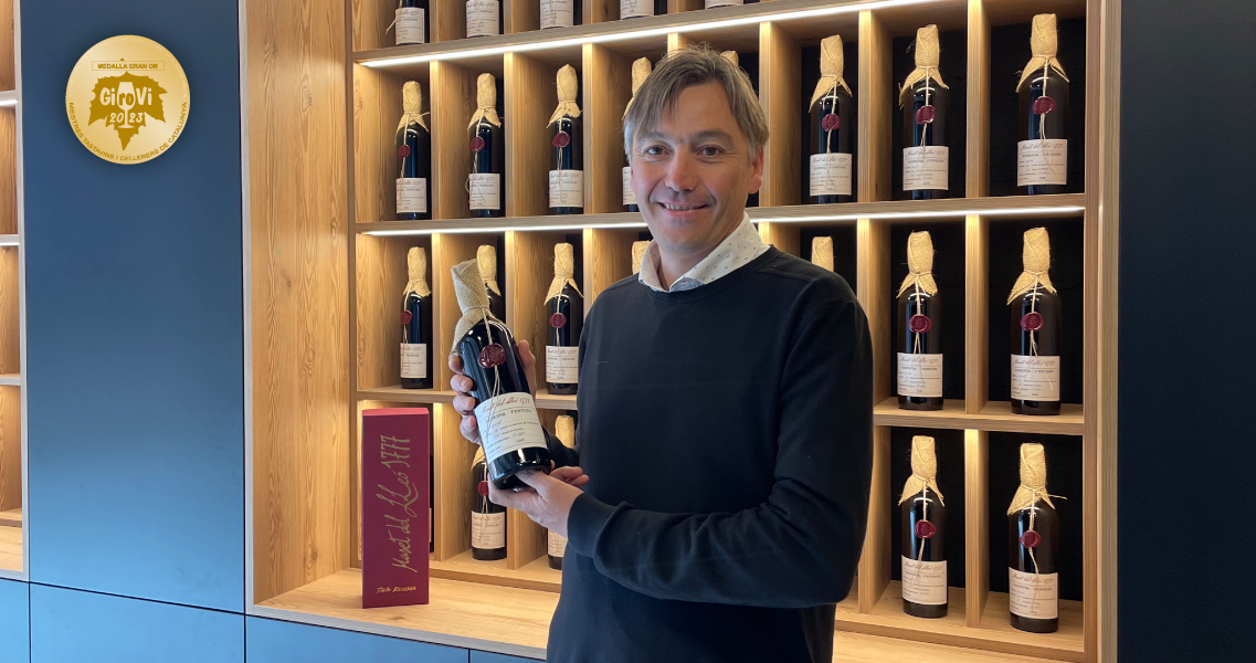 Marc Massana con el vino tinto 1777 reserva 2018
