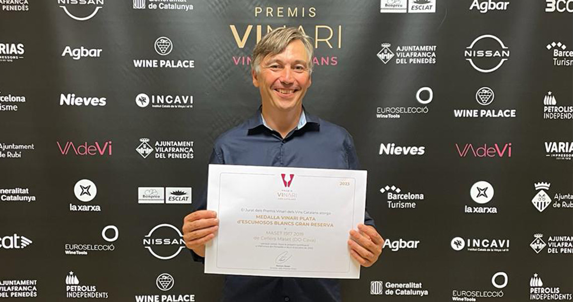 Marc Massana, responsable de la bodega, con el diploma que acredita la medalla de plata