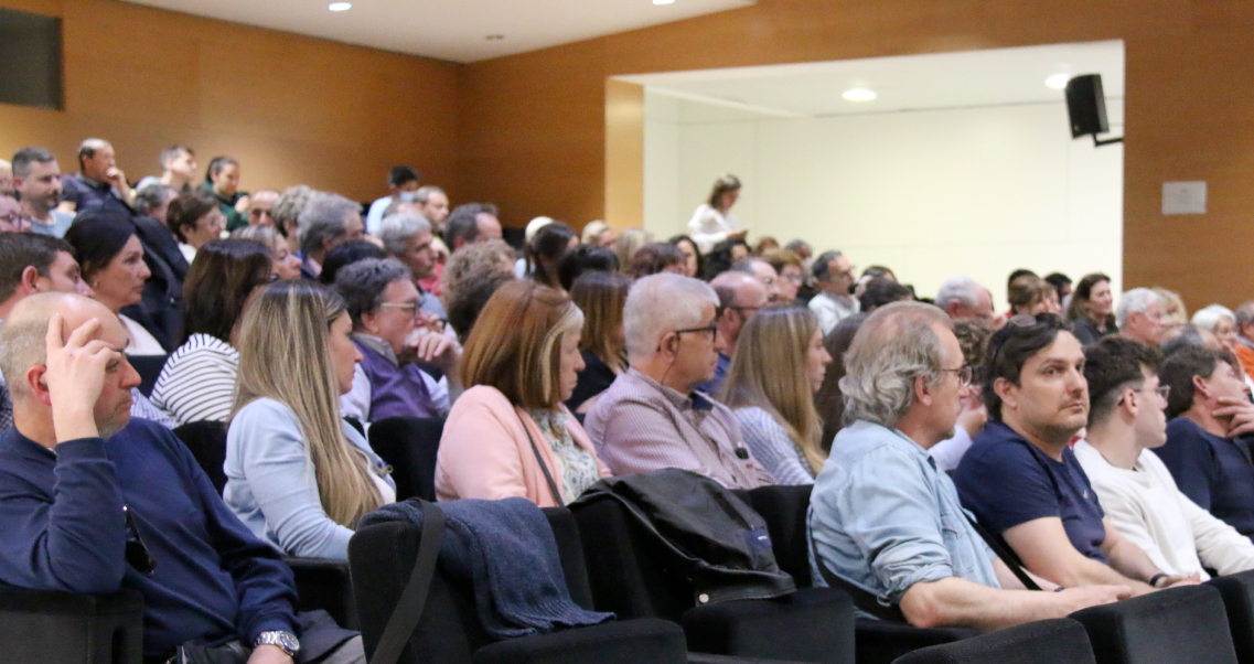 El auditorio del Institut Parc Taulí lleno de amigos y familiares