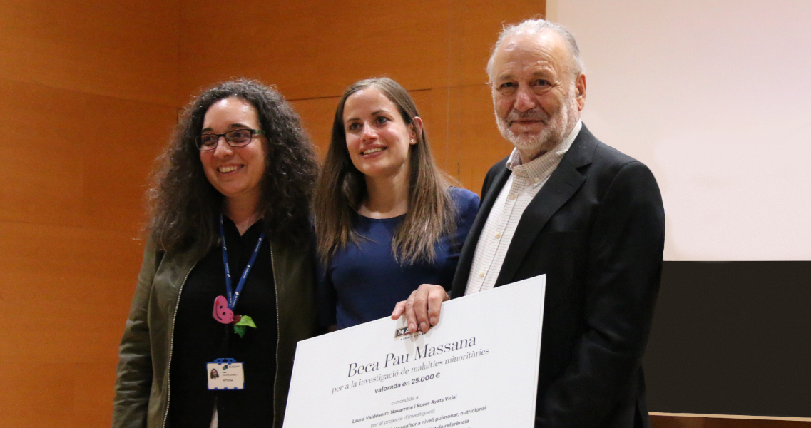 Laura Valdesoiro y Roser Ayats (investigadoras del área de investigación de enfermedades minoritarias del I3PT), y Josep Massana (presidente de Bodegas Maset e impulsor de la beca)