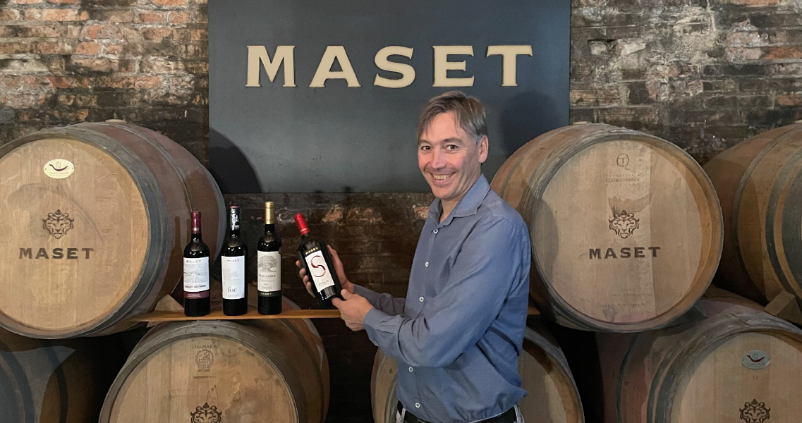 Marc Massana, propietari del celler, amb els quatre vins negres premiats