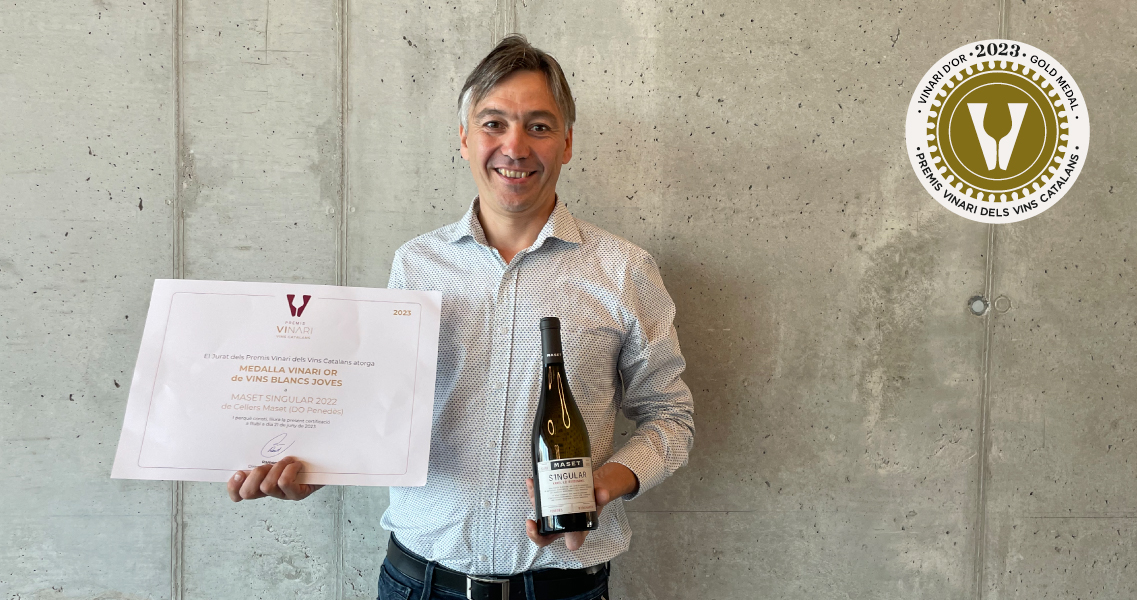 Marc massana, propietario de la bodega, con el vino premiado