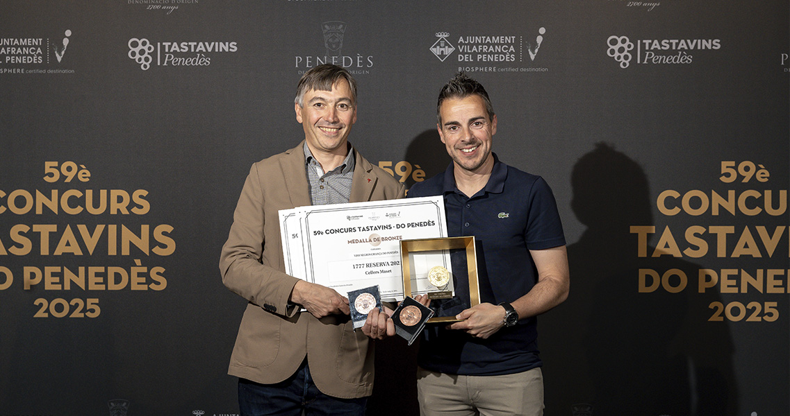 Marc Massana, responsable del celler, i Manel Rodero, enòleg del celler, amb els guardons obtinguts