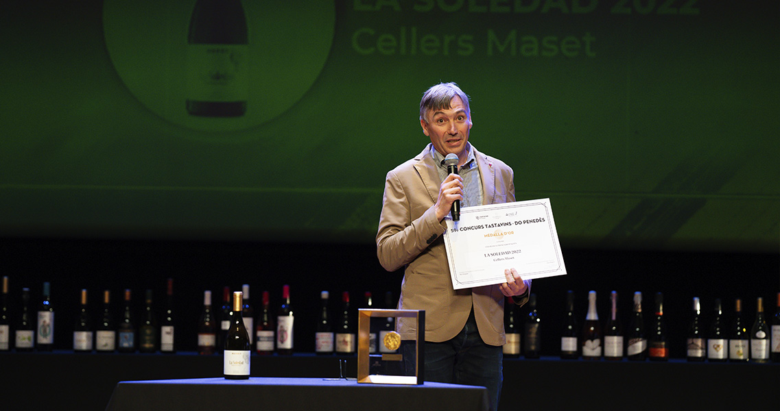 Marc Massana, en el moment de rebre el premi al millor vi blanc criança del Penedès