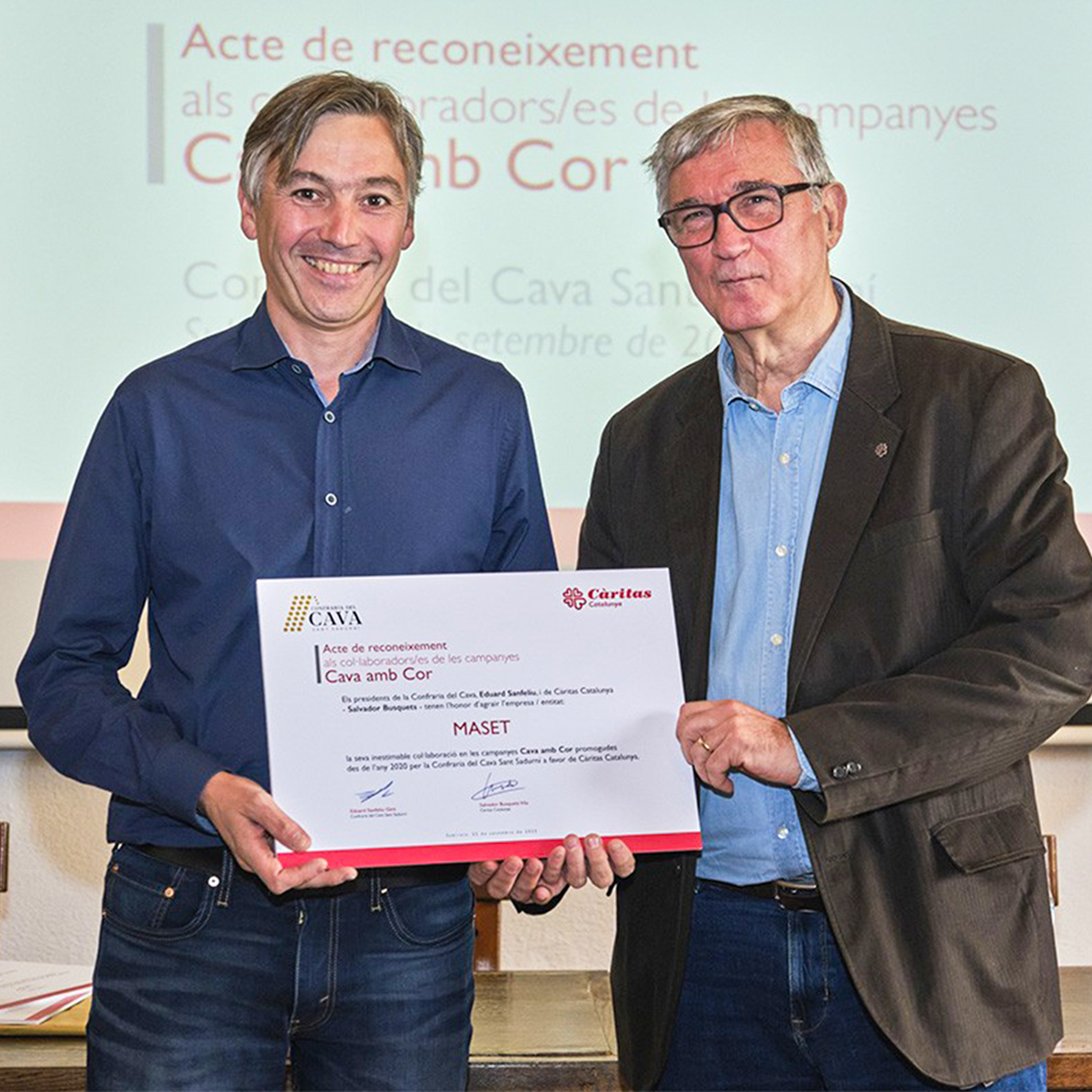 Marc Massana, responsable de la bodega, y Salvador Busquets, presidente de Càritas Catalunya