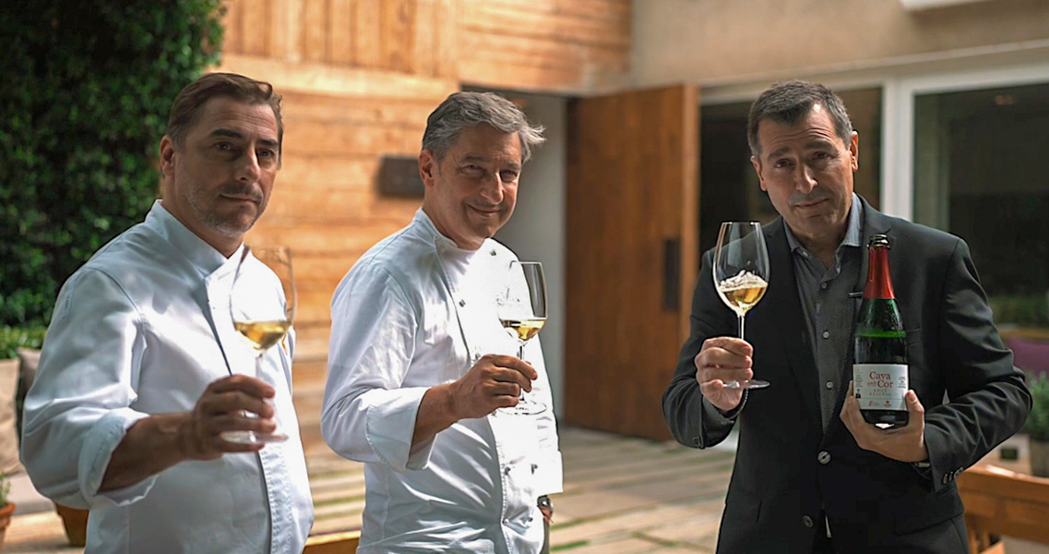 Los hermanos Roca brindando con el Cava con Corazón