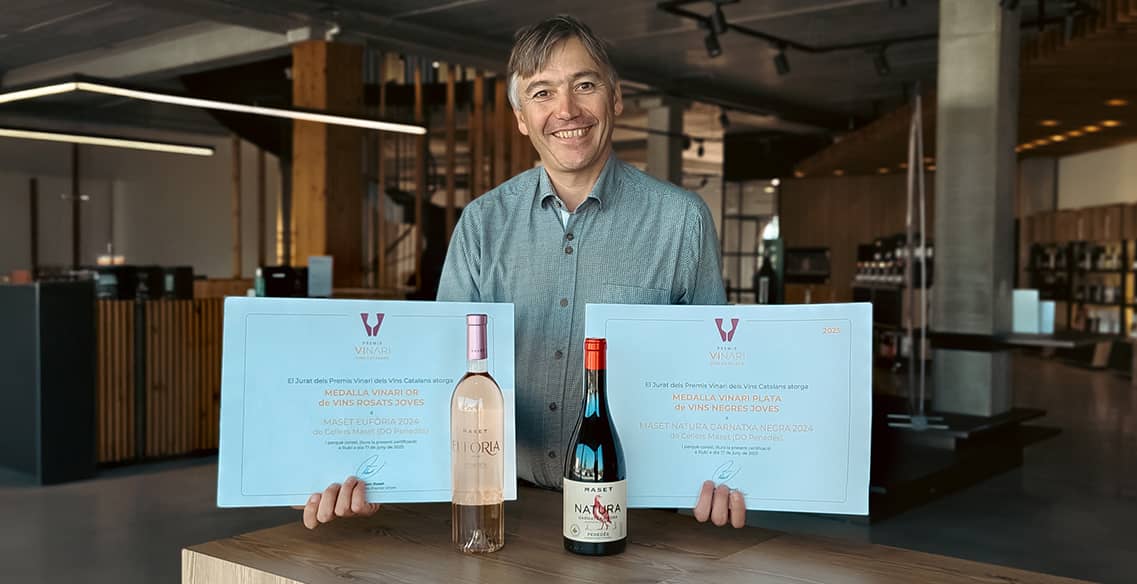 Marc Massana, responsable de la bodega, con los vinos premiados