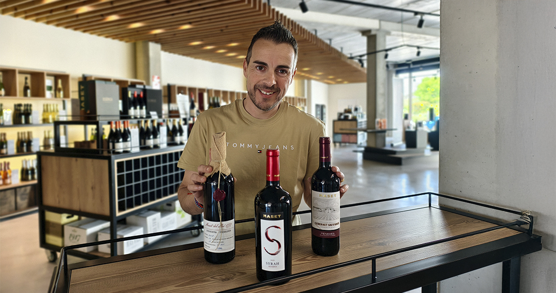 Manel Rodero, enòleg del celler, amb els vins premiats